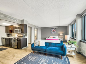 Modern Studio - Walk To Wells Fargo Arena